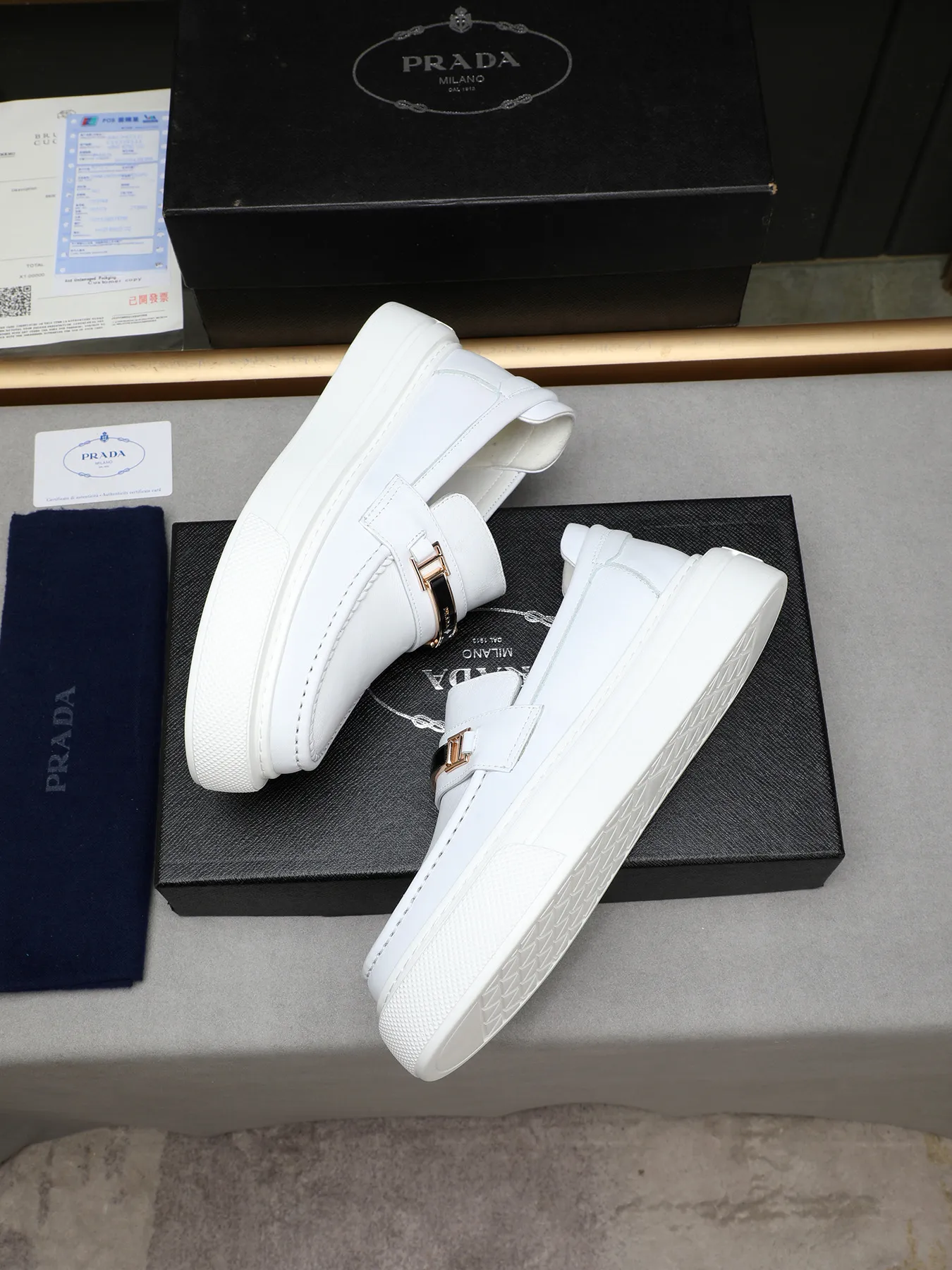 Men's Men's Shoes 💰500 Prada/Prada Men's new casual shoes, this upper is made of imported calfskin + sheep lining! The outsole is made of non-slip foam outsole, which feels good on your feet and is a fashionable and stylish item!  Size: 38-44 (45 customized)